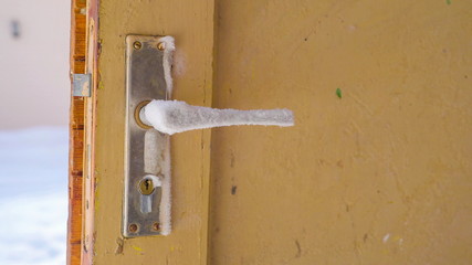 17914_Closer_look_of_the_door_knob_covered_with_ice.jpg