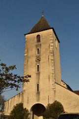 Clocher de l'église de Méritein dans le Béarn dans les Pyrénées Atlantiques