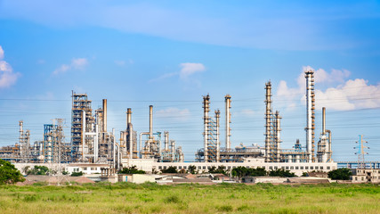 Fototapeta na wymiar oil refinery plant against blue sky