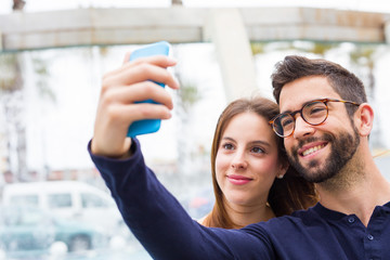two friends doing a photo in the city