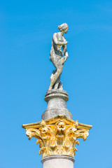 Obraz premium Ancient statue covered with moss and lichen of a sensual renaissance era woman in Potsdam, Germany