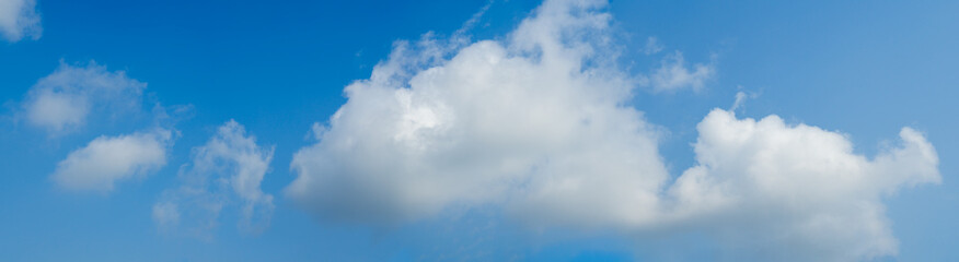 Obraz premium Beautiful panoramic vivid vibrant blue sky with white clouds on a sunny day for web banner.