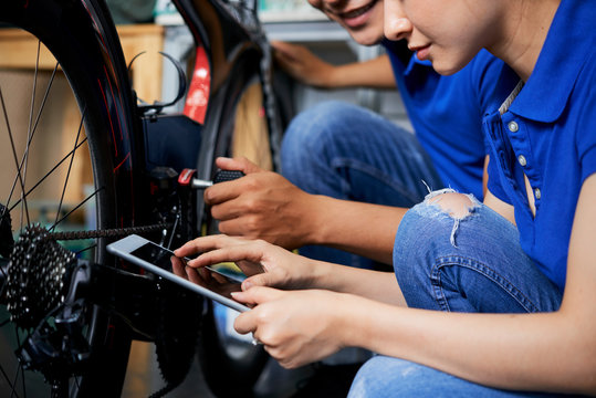 Couple of sellers using tablet pc - Powered by Adobe