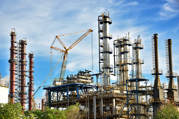 Fototapeta na wymiar Refinery plant under the background of blue sky white clouds