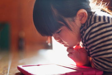 タブレットを見る子供