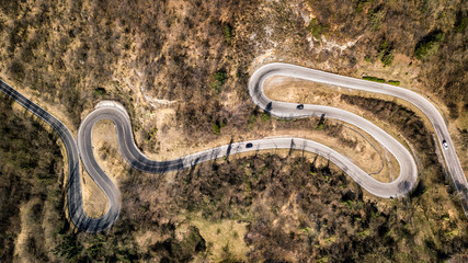 vista aerea di una strada di montagna a tornanti che ricorda un lungo serpente