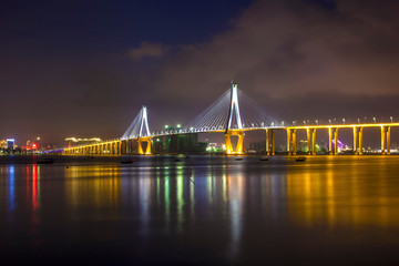 Fototapeta na wymiar The cross-sea traffic bridge at night.