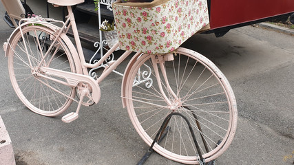 Fototapeta na wymiar Ein rosa Fahrrad