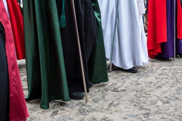 procesión de Semana Santa y los detalles de los trajes  y capas que llevan los cofrades