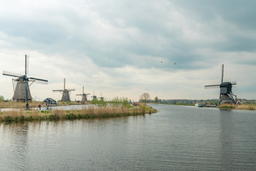 Fototapeta na wymiar moulins Kinderdijk