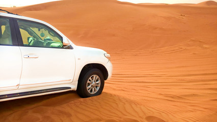 Fototapeta na wymiar SUV in the desert