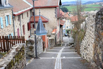 Fototapeta na wymiar Village de Allegre - Département de Haute Loire - Ruelle en escalier