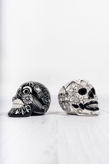 Calavera negra y blanca sobre fondo blanco, artesania mexicana, dia de los muertos