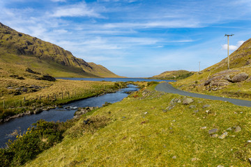 Fototapeta na wymiar une rivière sur un plateau verdoyant avec une route au bord