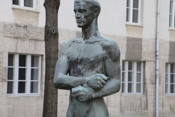 Fototapeta na wymiar Stauffenberg Statue im Bendlerblock