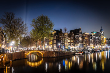 Panele Szklane Podświetlane  Nocny widok na most Leidsegracht w Amsterdamie, Holandia