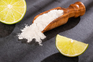 The lemon mixed with baking soda is a simple remedy that brings great benefits to the body. Text...