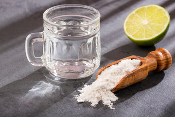 The lemon mixed with baking soda is a simple remedy that brings great benefits to the body. Text space