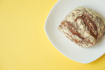 Bread on the table. rustic bread. French bread. テーブルの上のパン。リュスティック、フランスパン。