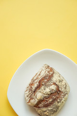 Bread on the table. rustic bread. French bread. テーブルの上のパン。リュスティック、フランスパン。