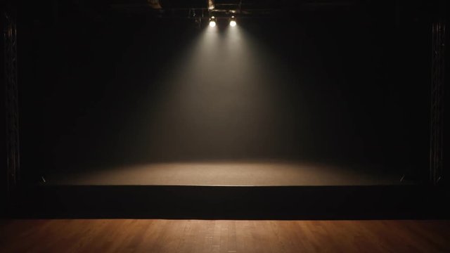 小劇場のステージ　暗転から白色のスポットライト点灯02
