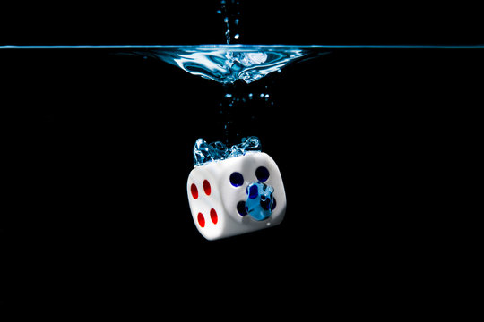 Dado en el agua