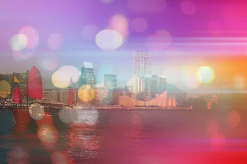 Foto op Plexiglas Paars Abstracte kleurrijke cirkelbokeh met stadsachtergrond. Dubbele blootstelling