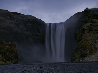Der Skogafoss Wasserfall in Island bei Dämmerung