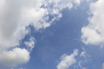 Naklejka na ściany i meble さわやかな青空と白い雲、ちょっと飛行機雲