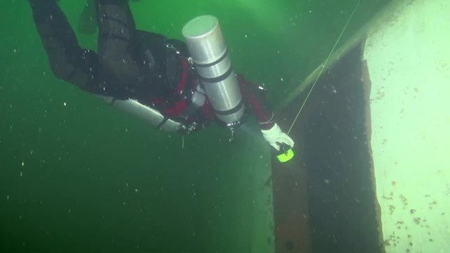 Sidemount diver enters wreck of HMCS Annapolis with a line