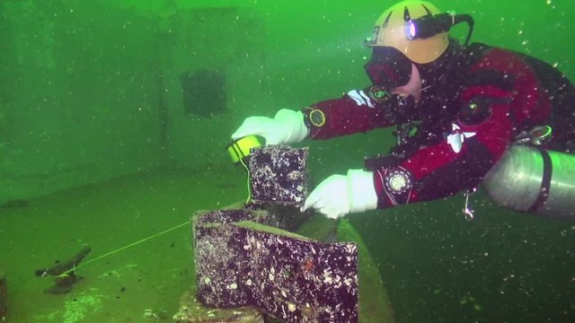 Tech diver unwraps the secondary tie-off