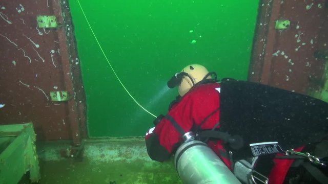 Sidemount diver exits wreck of HMCS Annapolis