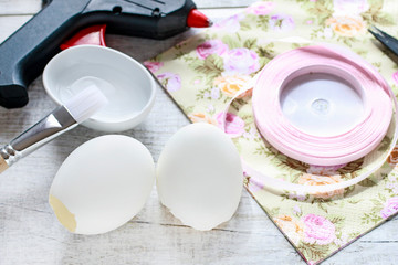 How to decorate an Easter egg with decoupage technique