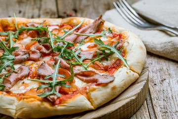 Italian meat pizza with roast beef and aragula