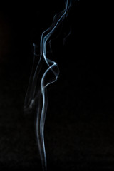 お香の細い煙