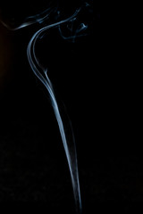 お香の細い煙
