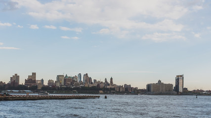 Fototapeta premium Skyline of Brooklyn at dusk, viewed from Manhattan, New York, USA