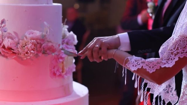 cutting the wedding cake