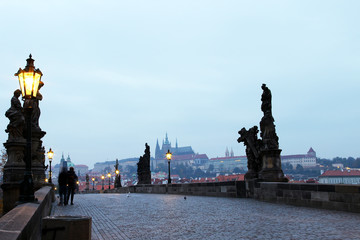 プラハ 夜明けのカレル橋とプラハ城