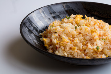 中華料理炒飯を箸であげるパサパサ美味しい子供の大好物