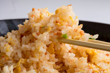 中華料理炒飯を箸であげるパサパサ美味しい子供の大好物
