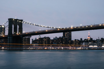 Fototapeta na wymiar brooklyn bridge and manhattan skyline at sunset
