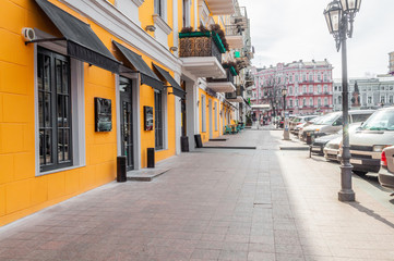 Obraz premium Yellow building, street, lantern