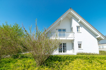 modernes Einfamilienhaus im Sommer, 