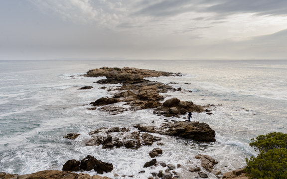 Oleaje y fuerte marejada en unas rocas de la Costa Brava, Alt Empord&agrave;, Catalu&ntilde;a, Espa&ntilde;a
