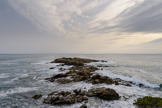 Oleaje y fuerte marejada en unas rocas de la Costa Brava, Alt Empord&agrave;, Catalu&ntilde;a, Espa&ntilde;a