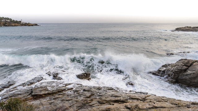 Oleaje y fuerte marejada en unas rocas de la Costa Brava, Alt Empord&agrave;, Catalu&ntilde;a, Espa&ntilde;a
