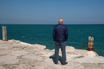 uomo che guarda il mare