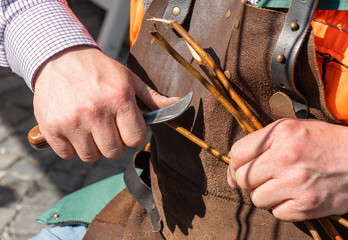 Weidenflechter bei der Arbeit © Comofoto