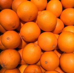 Many oranges on the shelves in the market, the concept of wallpaper background 